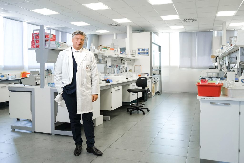 Marco Eugenio Brusutti presidente di AIL padova in laboratorio